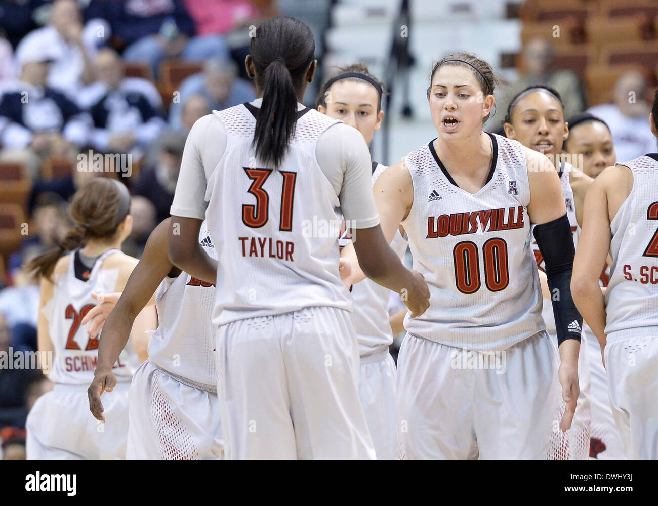 Uncasville, CT, Stati Uniti d'America. 9 Mar 2014. Domenica 9 marzo, 2014: Louisville Cardinali avanti Sara Hammond (00) esce a celebra un gioco con Louisville Cardinali avanti Asia Taylor (31) durante la seconda metà della American Athletic Conference womens basketball semi-finale di partita del torneo tra il sud della Florida e Louisville a Mohegan Sun Arena di Uncasville, CT. Louisville ha vinto in un serrato gioco 60-56. Bill Shettle / Cal Sport Media. © csm/Alamy Live News Foto Stock