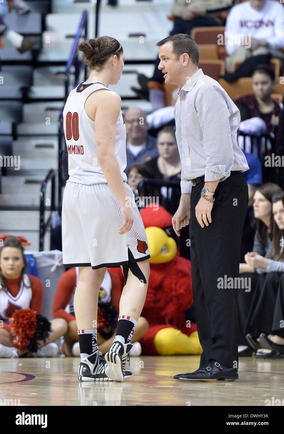 Uncasville, CT, Stati Uniti d'America. 9 Mar 2014. Domenica 9 marzo, 2014: Louisville Cardinali head coach Jeff Walz parla di Louisville Cardinali avanti Sara Hammond (00) lungo il margine durante la seconda metà della American Athletic Conference womens basketball semi-finale di partita del torneo tra il sud della Florida e Louisville a Mohegan Sun Arena di Uncasville, CT. Louisville ha vinto in un serrato gioco 60-56. Bill Shettle / Cal Sport Media. © csm/Alamy Live News Foto Stock