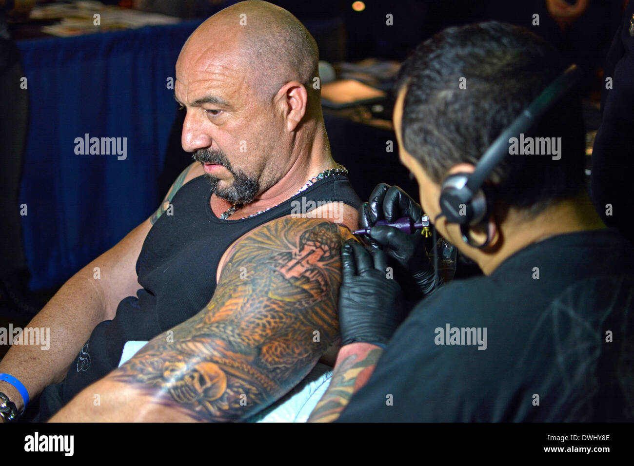 Uomo di ottenere un braccio grande tattoo a Tattoo Convention di New York a Manhattan presso la sala da ballo di Roseland Foto Stock