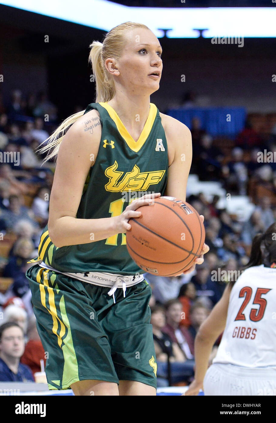 Uncasville, CT, Stati Uniti d'America. 9 Mar 2014. Domenica 9 marzo, 2014: South Florida Bulls guard Inga Orekhova (13) è pronta per riprendere un punto tre shot durante la seconda metà della American Athletic Conference womens basketball semi-finale di partita del torneo tra il sud della Florida e Louisville a Mohegan Sun Arena di Uncasville, CT. Louisville ha vinto in un serrato gioco 60-56. Bill Shettle / Cal Sport Media. © csm/Alamy Live News Foto Stock