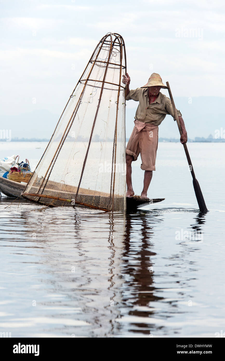 Una gamba canottaggio pescatore sul Lago Inle nello Stato di Shan in Myanmar (Birmania) Foto Stock