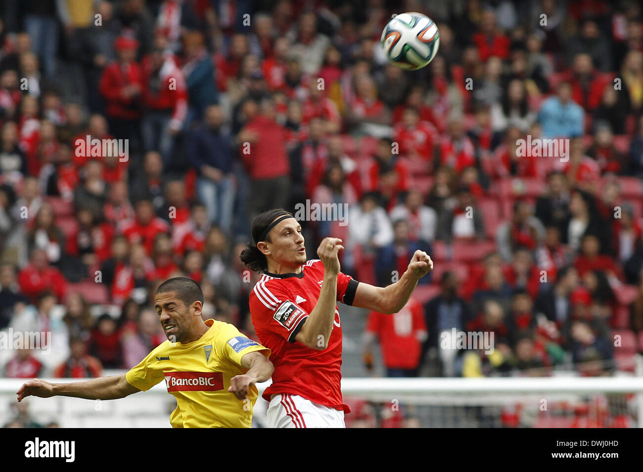 Lisboa Lisboa, Portogallo. 9 Mar 2014. Benfica il centrocampista serbo Ljubomir Fejsa contende a Estoril il centrocampista brasiliano Evandro Goebel durante la Zon Sagres League football match SL Benfica vs Estoril a Luz Stadium di Lisbona. © Filipe Amorim/NurPhoto/ZUMAPRESS.com/Alamy Live News Foto Stock