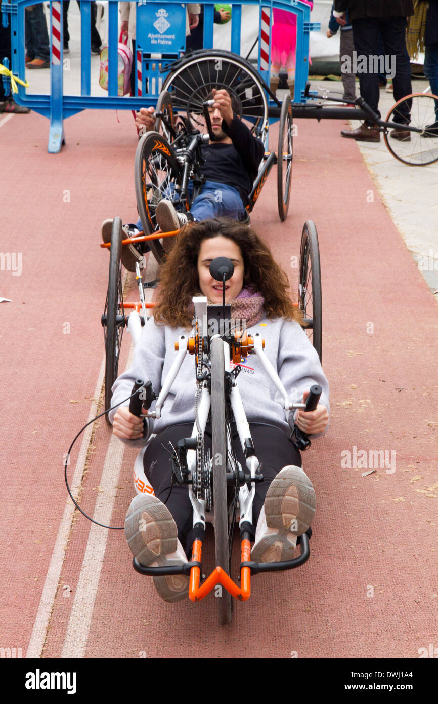 Mano ciclismo , pedale a mano bike , Ciclismo due giovani provare a utilizzarla Foto Stock