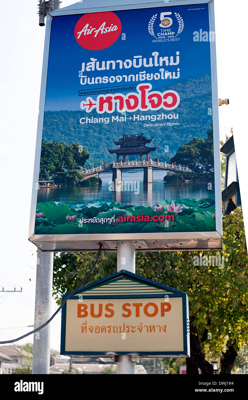 Poster luminoso mostra un'immagine di un tempio e il ponte sul fiume Ping con "Bus Stop' scritto in inglese e thai qui di seguito. Foto Stock