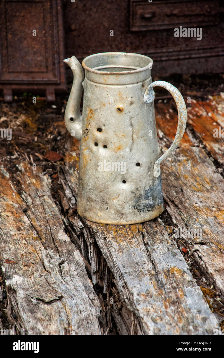 Vecchio bollitore di stagno con fori di proiettile a abbandonato cava di marmo, Camp Mansfield, Blomstrandhalvoya, arcipelago delle Svalbard, Norvegia Foto Stock