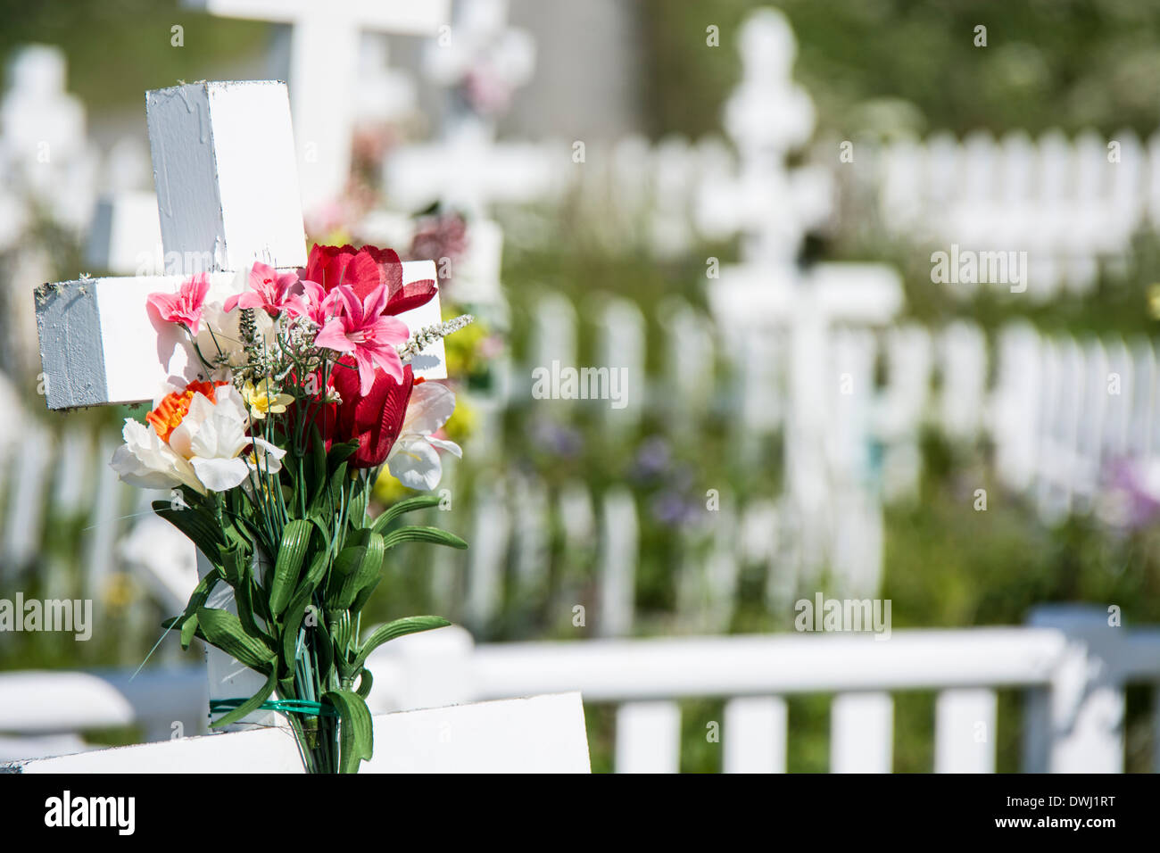 Bouquet di fiori su una chiesa russo-ortodossa Croce nel cimitero di Santa Trasfigurazione di Nostro Signore la Chiesa, Ninilchik, Alaska Foto Stock