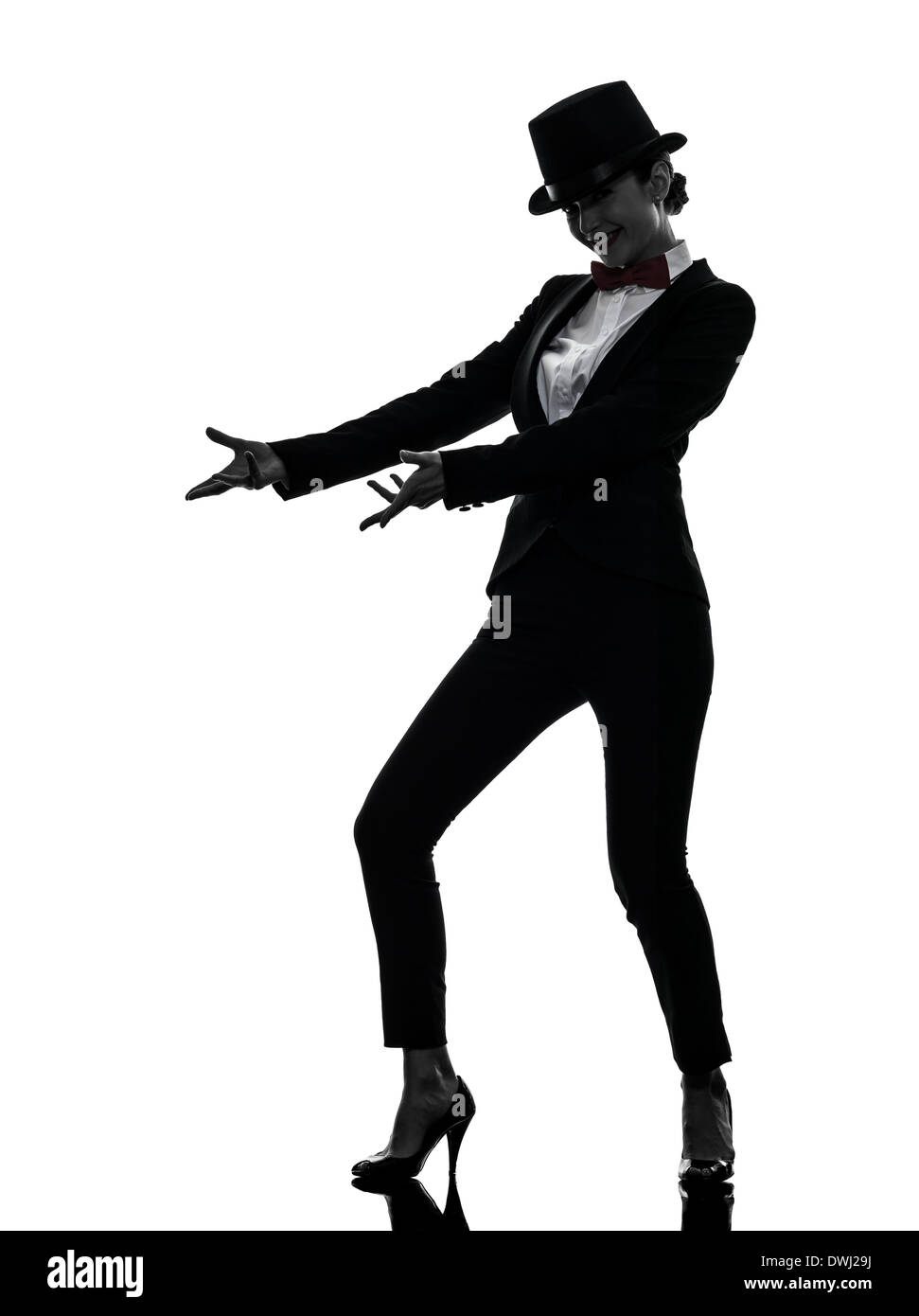 Una donna maestro di cerimonie presenter in silhouette su sfondo bianco Foto Stock