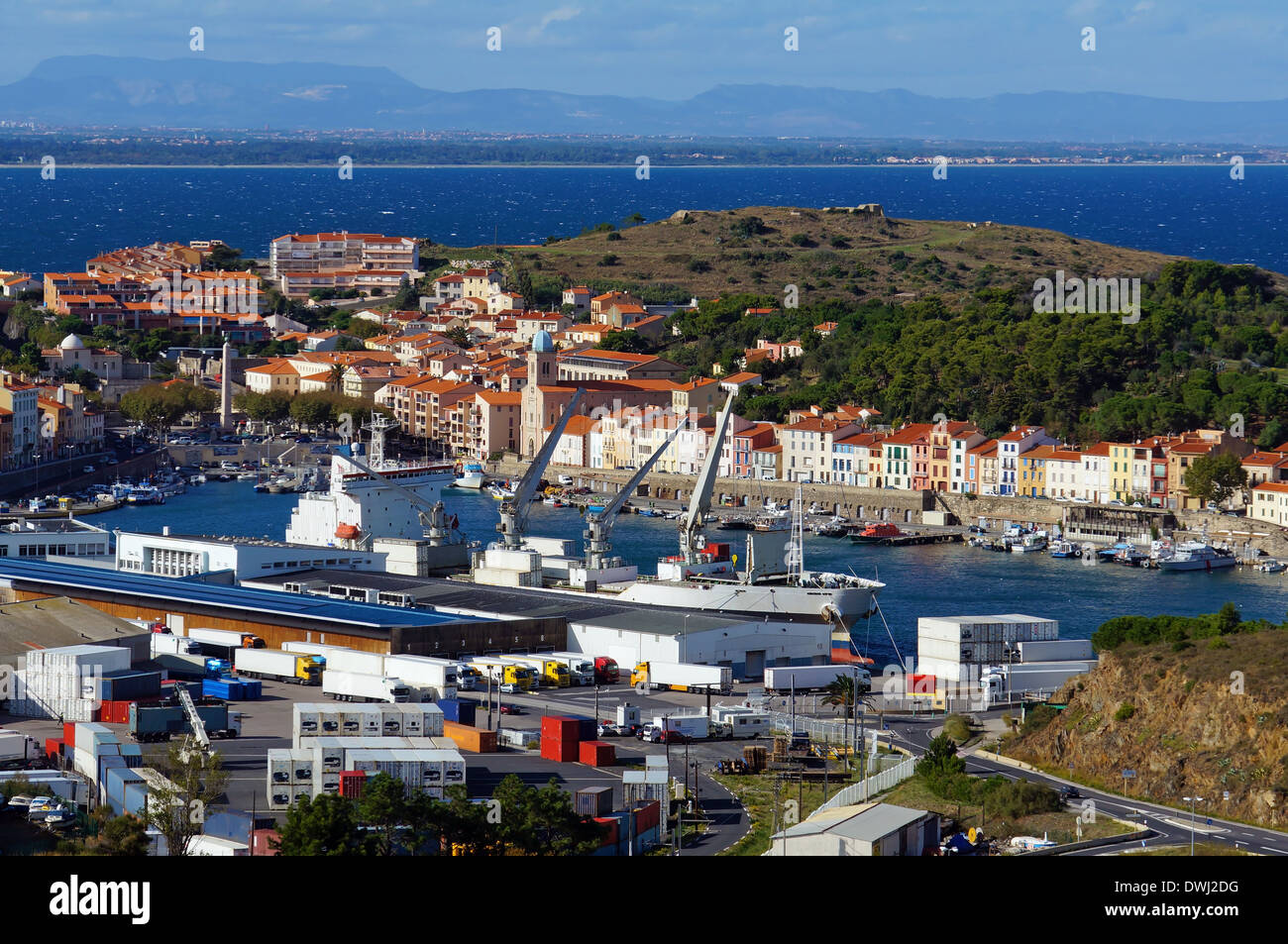Vista aerea commerciale e porto di pesca di Port Vendres nel mare Mediterraneo, Rossiglione e Pirenei Orientali, Francia Foto Stock