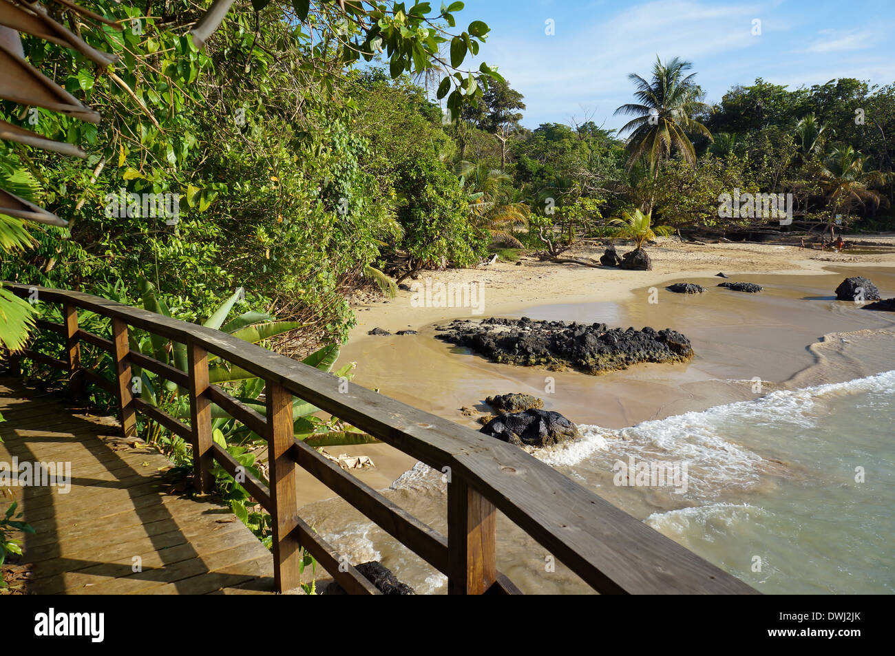 Passerella di legno su una bella spiaggia tropicale con sabbia e rocce, isola Bastimentos, di rana rossa spiaggia, il mare dei Caraibi, Panama Foto Stock