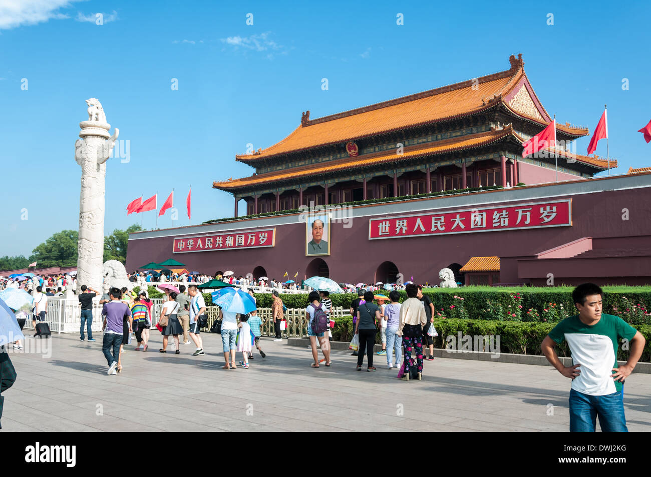 La folla di turisti al di fuori del cancello di Tiananmen vicino alla Città Proibita di Pechino, Cina. Foto Stock