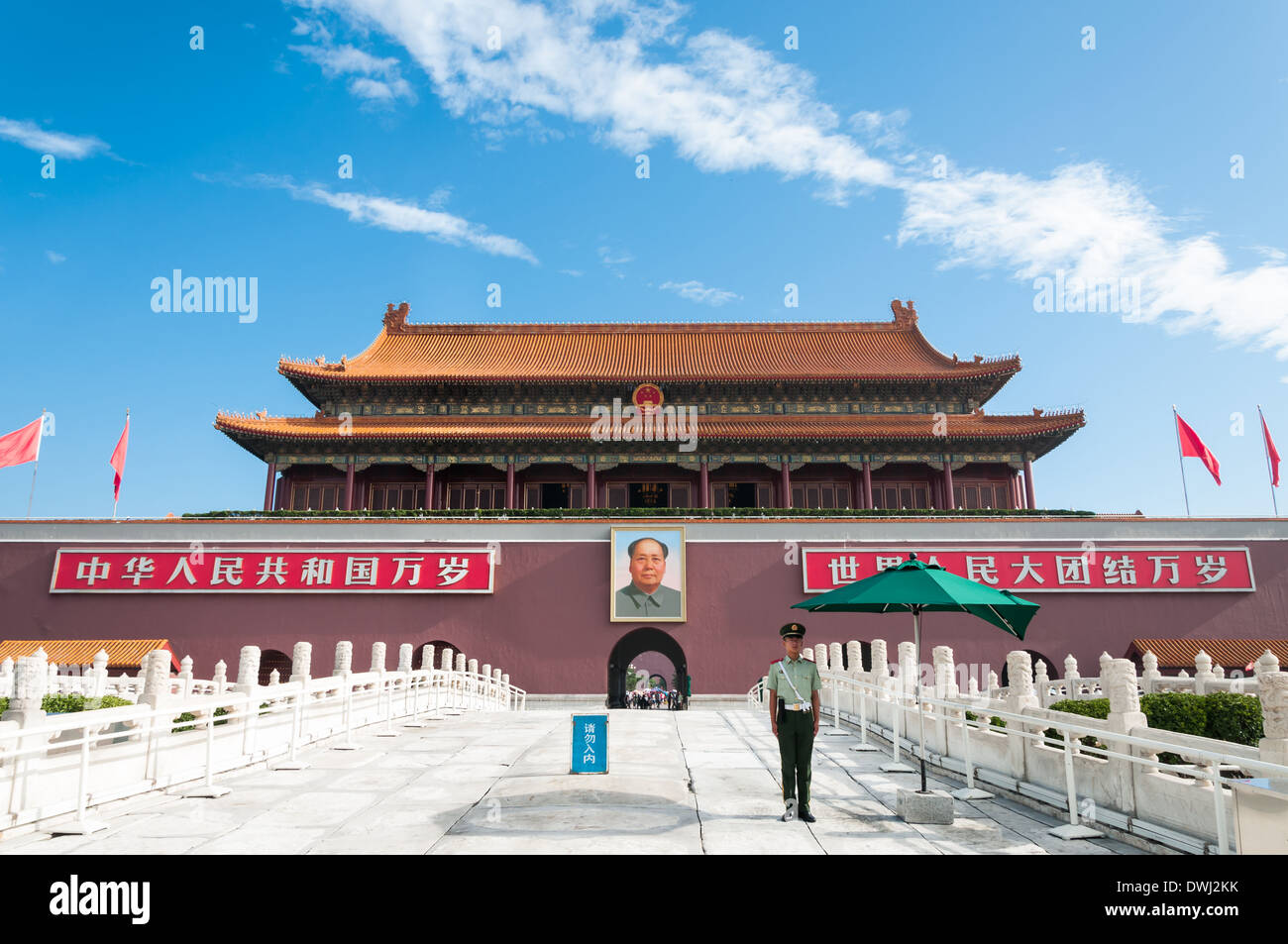 Un funzionario cinese sta di guardia al di fuori del cancello di Tiananmen a Pechino in Cina. Foto Stock