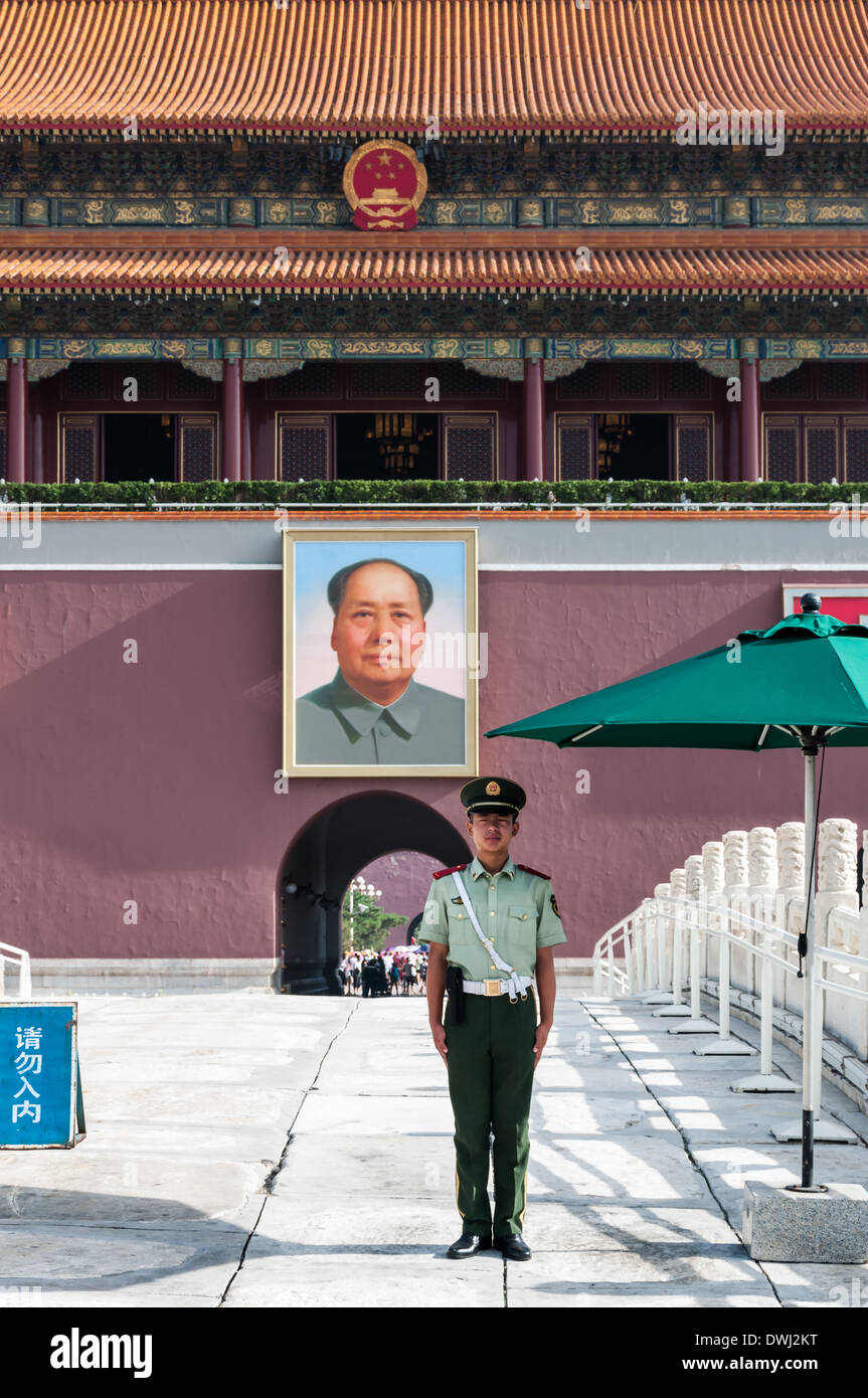 Un funzionario cinese sta di guardia al di fuori del cancello di Tiananmen a Pechino in Cina. Foto Stock