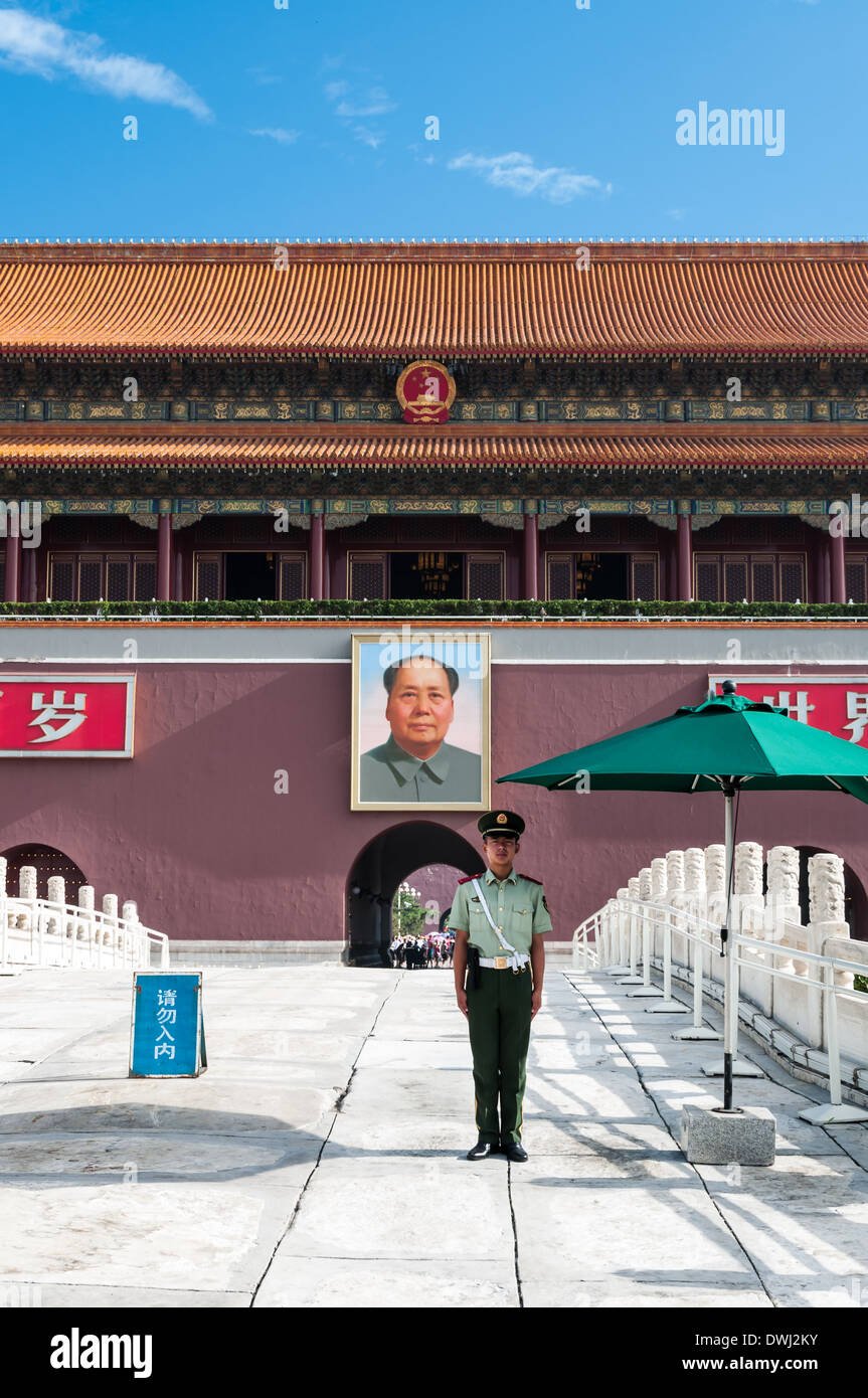 Un funzionario cinese sta di guardia al di fuori del cancello di Tiananmen a Pechino in Cina. Foto Stock