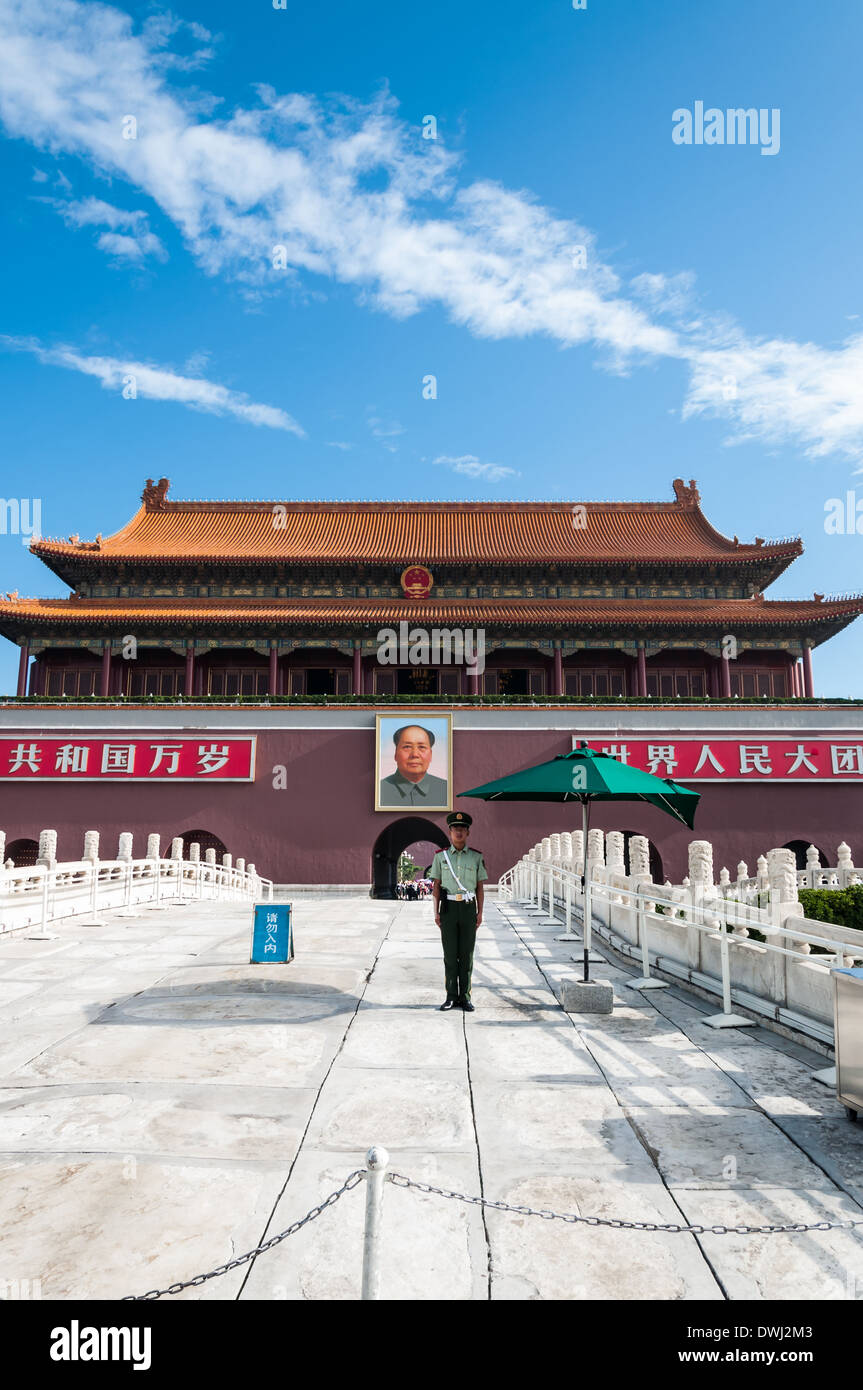 Un funzionario cinese sta di guardia al di fuori del cancello di Tiananmen a Pechino in Cina. Foto Stock