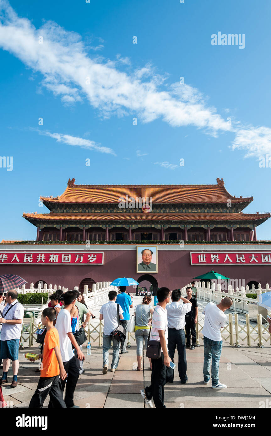 La folla di turisti al di fuori del cancello di Tiananmen vicino alla Città Proibita di Pechino, Cina. Foto Stock