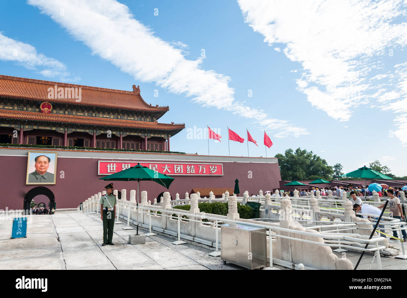Un funzionario cinese sta di guardia al di fuori del cancello di Tiananmen a Pechino in Cina. Foto Stock
