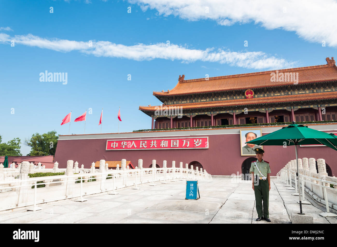Un funzionario cinese sta di guardia al di fuori del cancello di Tiananmen a Pechino in Cina. Foto Stock