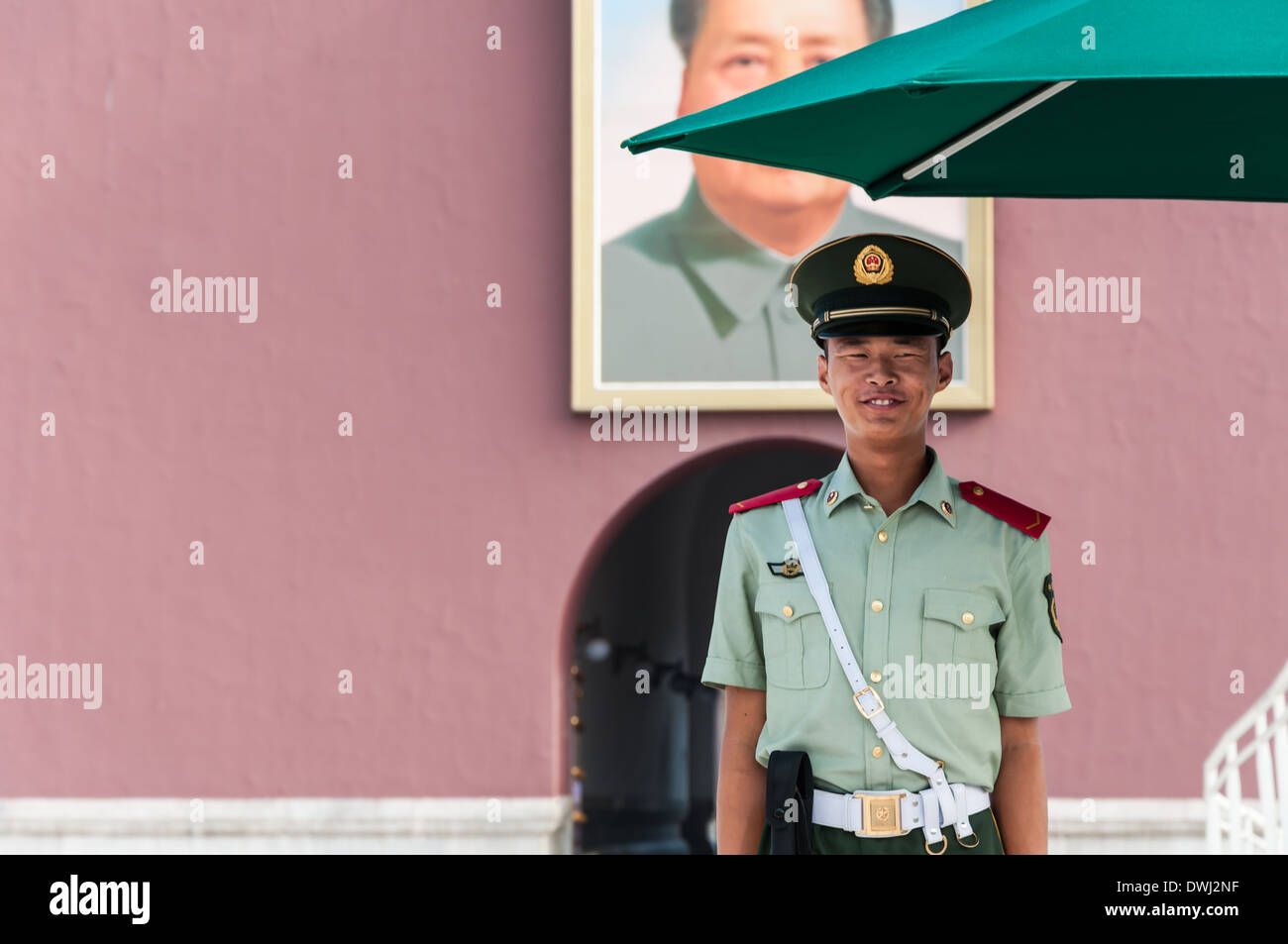 Un funzionario cinese sta di guardia al di fuori del cancello di Tiananmen a Pechino in Cina. Foto Stock
