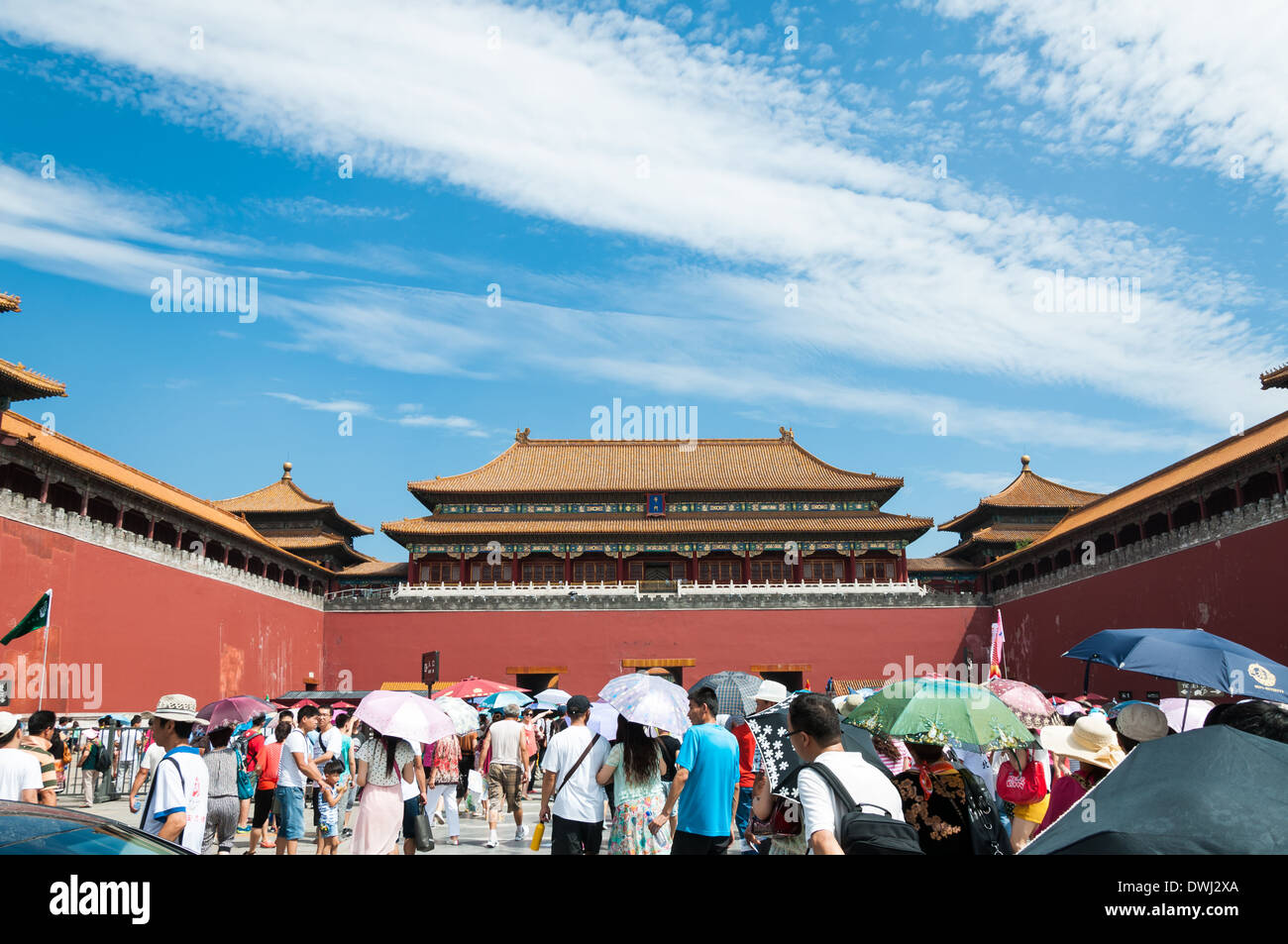 Turisti entrare attraverso il Meridian Gate nella Città Proibita di Pechino, Cina. Foto Stock