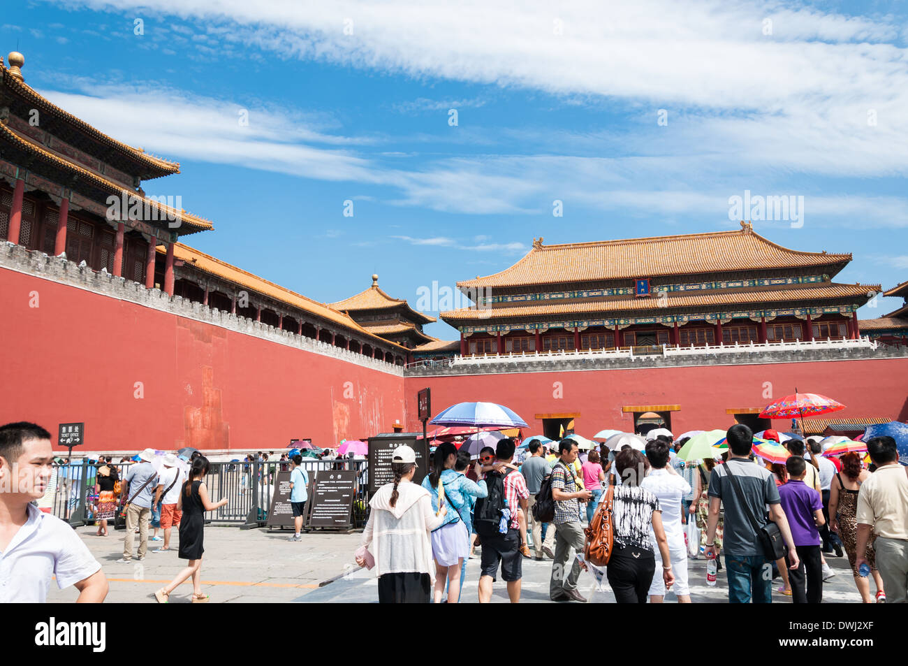 Turisti entrare attraverso il Meridian Gate nella Città Proibita di Pechino, Cina. Foto Stock