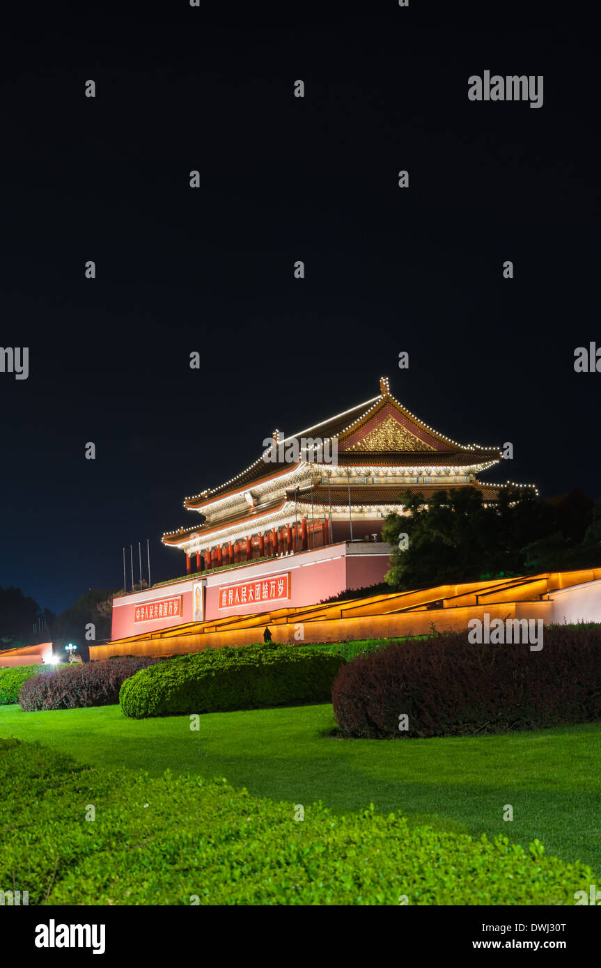 Porta di Tiananmen illuminata di notte a Pechino in Cina. Foto Stock