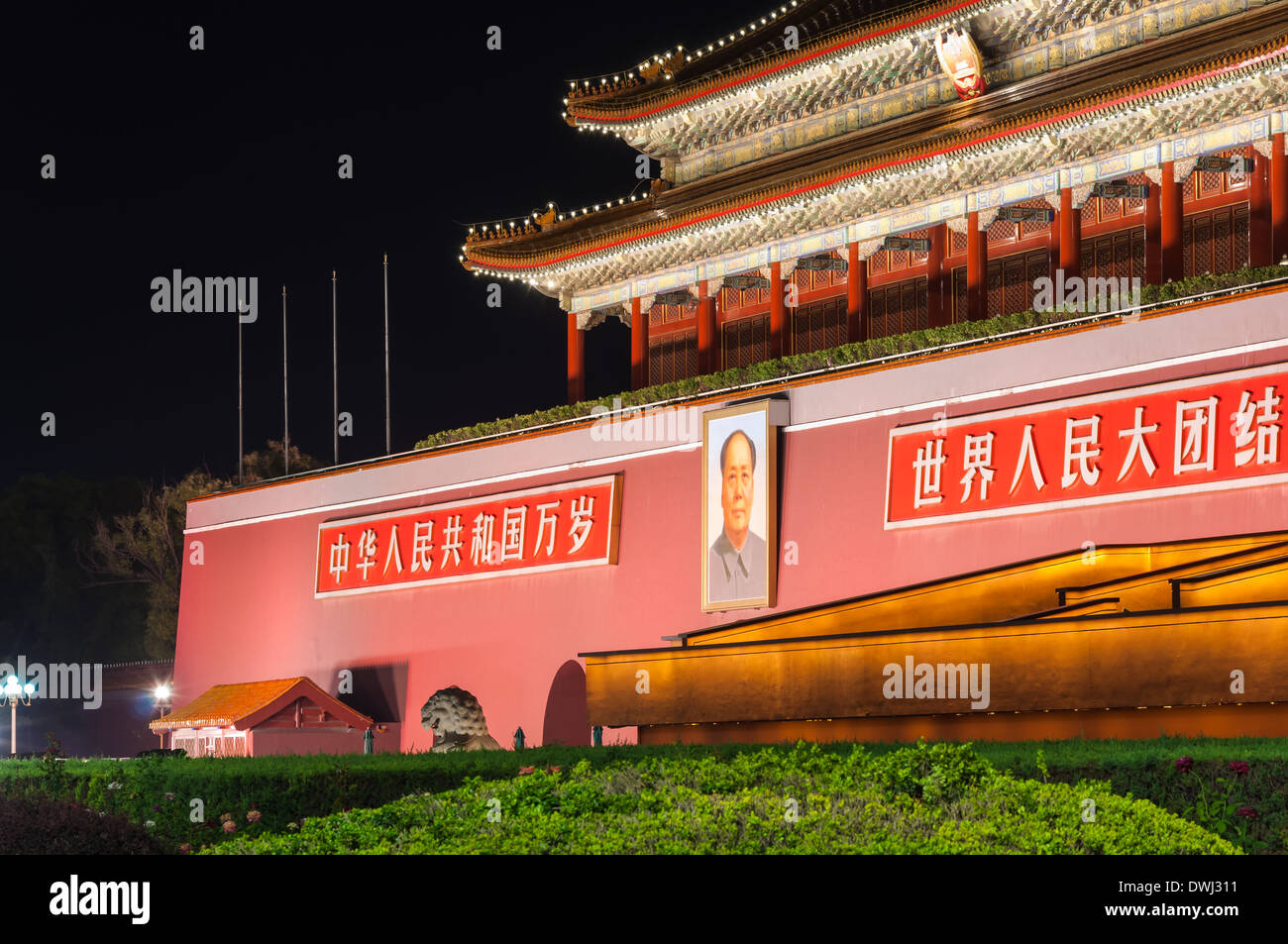 Porta di Tiananmen illuminata di notte a Pechino in Cina. Foto Stock