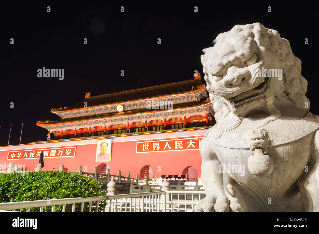 Porta di Tiananmen illuminata di notte a Pechino in Cina. Foto Stock