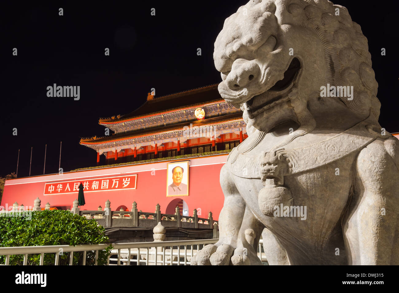 Porta di Tiananmen illuminata di notte a Pechino in Cina. Foto Stock