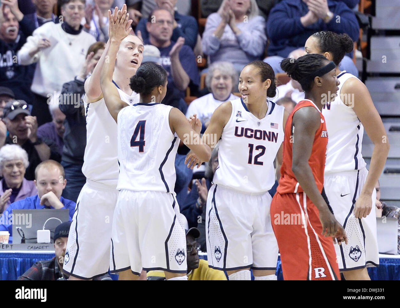 Uncasville, CT, Stati Uniti d'America. 9 Mar 2014. Domenica 9 marzo, 2014: UConn huskies guard-forward di Luka Stewart (30) celebra un gioco con UConn huskies guard Moriah Jefferson (4), UConn huskies guard Saniya Chong (12), e UConn huskies centro di Stokes Kiah (41), dopo aver bloccato un colpo durante la prima metà della American Athletic Conference womens basketball semi-finale di partita del torneo tra Rutgers e UConn a Mohegan Sun Arena di Uncasville, CT. Battito UConn Rutgers facilmente 83-57. Bill Shettle / Cal Sport Media. © csm/Alamy Live News Foto Stock