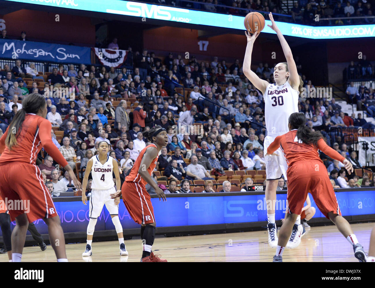 Uncasville, CT, Stati Uniti d'America. 9 Mar 2014. Domenica 9 marzo, 2014: UConn huskies guard-forward di Luka Stewart (30) spara un ponticello su Rutgers Scarlet Knights guard Briyona collocati (4) con la Rutgers Scarlet Knights guard Syessence Davis (15) e di UConn huskies guard Moriah Jefferson (4) Ricerca su durante la seconda metà della American Athletic Conference womens basketball semi-finale di partita del torneo tra Rutgers e UConn a Mohegan Sun Arena di Uncasville, CT. Battito UConn Rutgers facilmente 83-57. Bill Shettle / Cal Sport Media. © csm/Alamy Live News Foto Stock