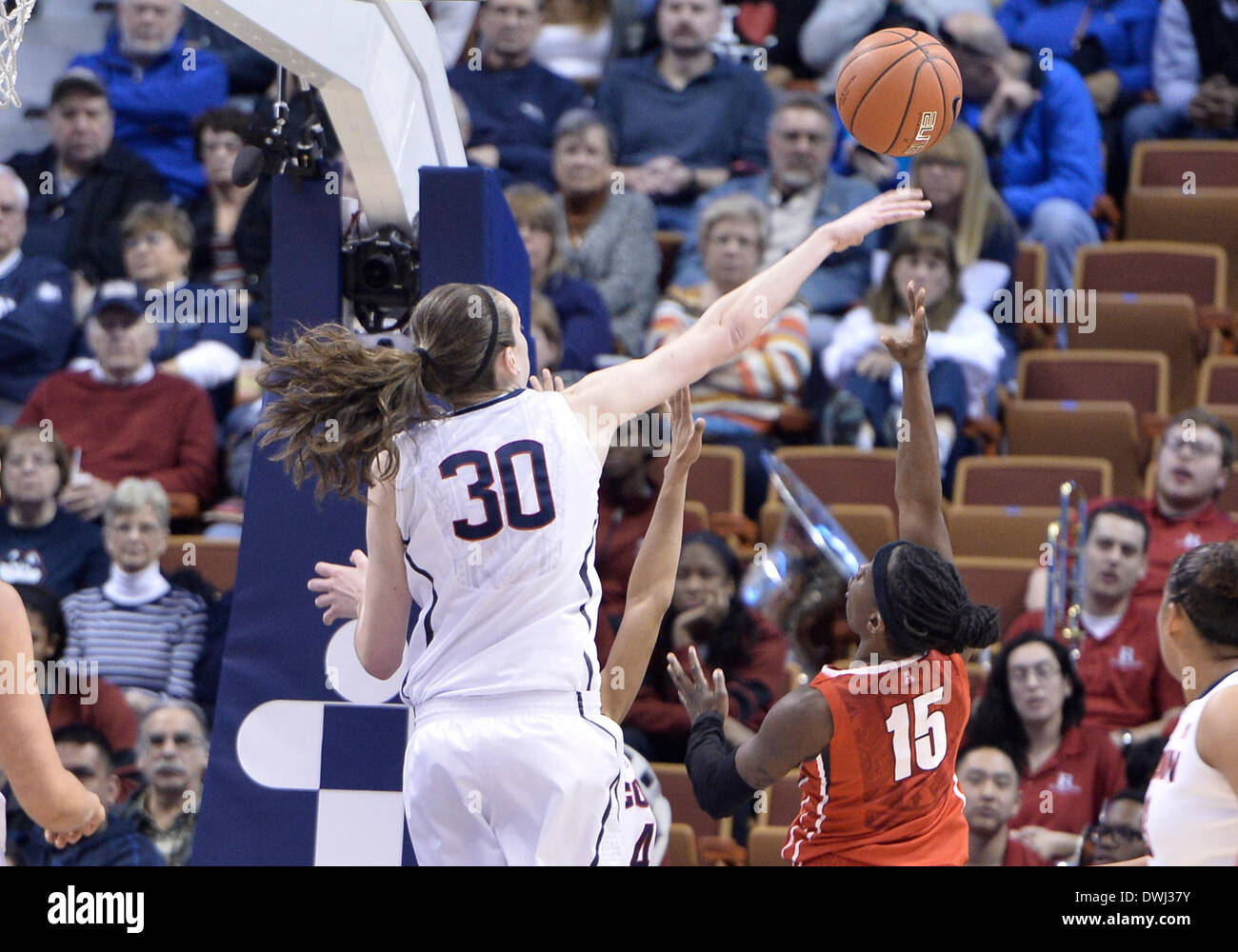 Uncasville, CT, Stati Uniti d'America. 9 Mar 2014. Domenica 9 marzo, 2014: UConn huskies guard-forward di Luka Stewart (30) blocca il colpo di Rutgers Scarlet Knights guard Syessence Davis (15) durante la seconda metà della American Athletic Conference womens basketball semi-finale di partita del torneo tra Rutgers e UConn a Mohegan Sun Arena di Uncasville, CT. Battito UConn Rutgers facilmente 83-57. Bill Shettle / Cal Sport Media. © csm/Alamy Live News Foto Stock