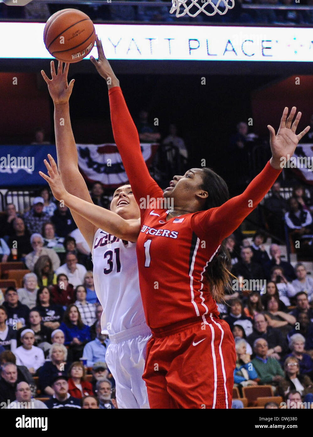 Uncasville, CT, Stati Uniti d'America. 9 Mar 2014. Domenica 9 marzo, 2014: Rutgers Scarlet Knights avanti Rachele Hollivay (1) blocchi il colpo di UConn huskies center Stefanie Dolson (31) durante la seconda metà della American Athletic Conference womens basketball semi-finale di partita del torneo tra Rutgers e UConn a Mohegan Sun Arena di Uncasville, CT. Battito UConn Rutgers facilmente 83-57. Bill Shettle / Cal Sport Media. © csm/Alamy Live News Foto Stock