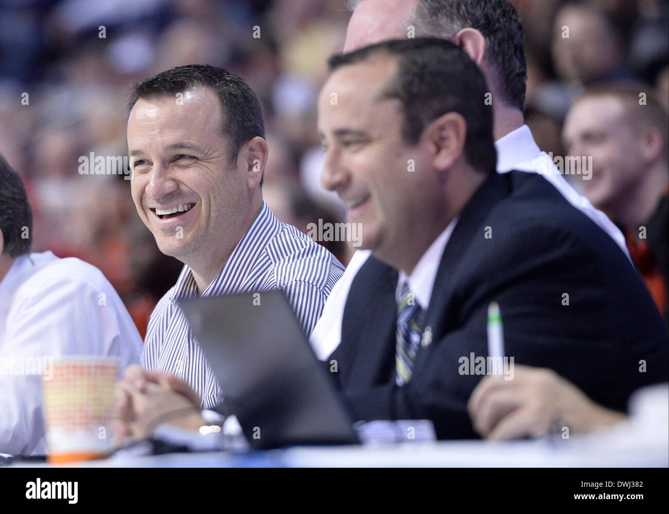 Uncasville, CT, Stati Uniti d'America. 9 Mar 2014. Domenica 9 marzo, 2014: Louisville head coach Jeff Walz (l) e South Florida head coach Jose Fernandez (r) Guarda il vs UConn Rutgers gioco dal lato corte durante la seconda metà della American Athletic Conference womens basketball semi-finale di partita del torneo tra Rutgers e UConn a Mohegan Sun Arena di Uncasville, CT. Battito UConn Rutgers facilmente 83-57. Bill Shettle / Cal Sport Media. © csm/Alamy Live News Foto Stock
