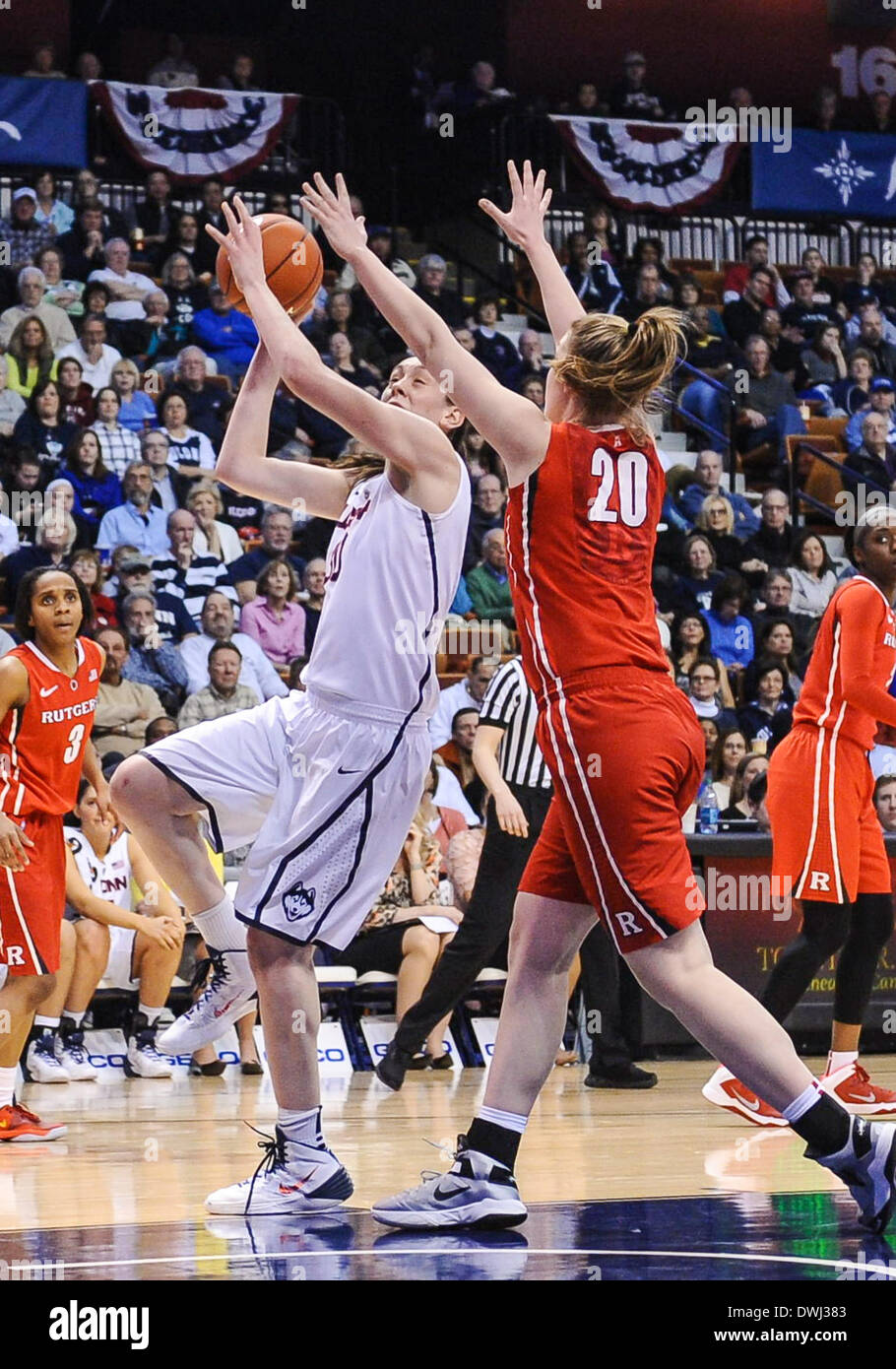 Uncasville, CT, Stati Uniti d'America. 9 Mar 2014. Domenica 9 marzo, 2014: UConn huskies guard-forward di Luka Stewart (30) va al cestello in basso contro Rutgers Scarlet Knights center Christa Evans (20) durante la seconda metà della American Athletic Conference womens basketball semi-finale di partita del torneo tra Rutgers e UConn a Mohegan Sun Arena di Uncasville, CT. Battito UConn Rutgers facilmente 83-57. Bill Shettle / Cal Sport Media. © csm/Alamy Live News Foto Stock