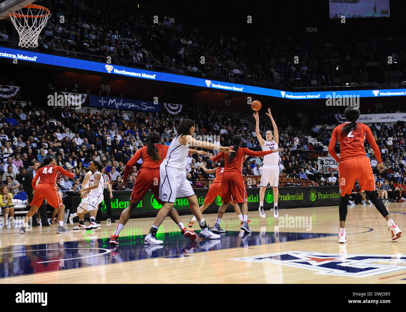 Uncasville, CT, Stati Uniti d'America. 9 Mar 2014. Domenica 9 marzo, 2014: UConn huskies guard-forward di Luka Stewart (30) spara tre punti di colpo durante la seconda metà della American Athletic Conference womens basketball semi-finale di partita del torneo tra Rutgers e UConn a Mohegan Sun Arena di Uncasville, CT. Battito UConn Rutgers facilmente 83-57. Bill Shettle / Cal Sport Media. © csm/Alamy Live News Foto Stock