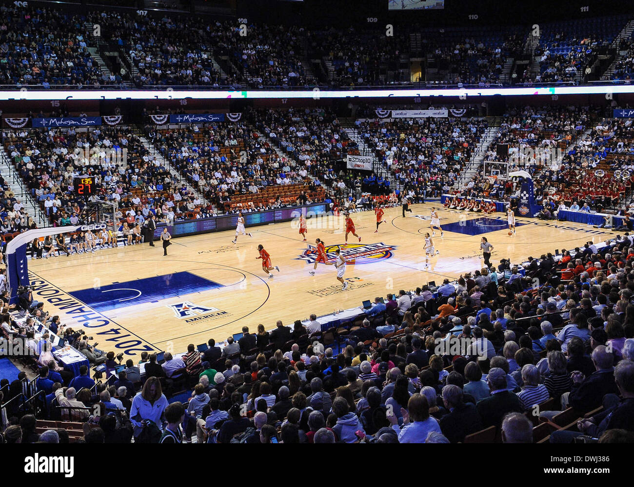 9 marzo 2014 - domenica 9 marzo, 2014: durante la seconda metà della American Athletic Conference womens basketball semi-finale di partita del torneo tra il sud della Florida e Louisville a Mohegan Sun Arena di Uncasville, CT. Louisville ha vinto in un serrato gioco 60-56. Bill Shettle / Cal Sport Media. Foto Stock