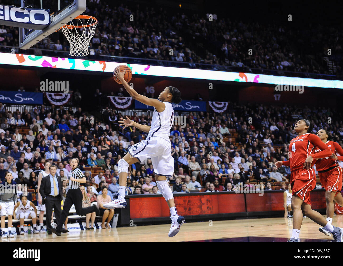 Uncasville, CT, Stati Uniti d'America. 9 Mar 2014. Domenica 9 marzo, 2014: UConn huskies guard Moriah Jefferson (4) rigidi per il cestello passato Rutgers Scarlet Knights guard Betnijah Laney (44) e Rutgers Scarlet Knights guard Briyona collocati (4), come lei stabilisce la palla in alto per un facile cestello durante la seconda metà della American Athletic Conference womens basketball semi-finale di partita del torneo tra Rutgers e UConn a Mohegan Sun Arena di Uncasville, CT. Battito UConn Rutgers facilmente 83-57. Bill Shettle / Cal Sport Media. © csm/Alamy Live News Foto Stock