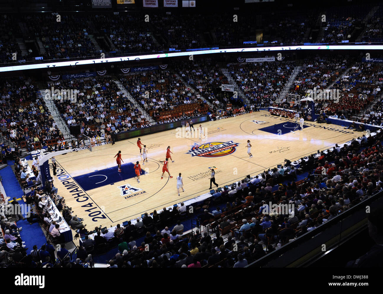 Uncasville, CT, Stati Uniti d'America. 9 Mar 2014. Domenica 9 marzo, 2014: durante la seconda metà della American Athletic Conference womens basketball semi-finale di partita del torneo tra il sud della Florida e Louisville a Mohegan Sun Arena di Uncasville, CT. Louisville ha vinto in un serrato gioco 60-56. Bill Shettle / Cal Sport Media. © csm/Alamy Live News Foto Stock