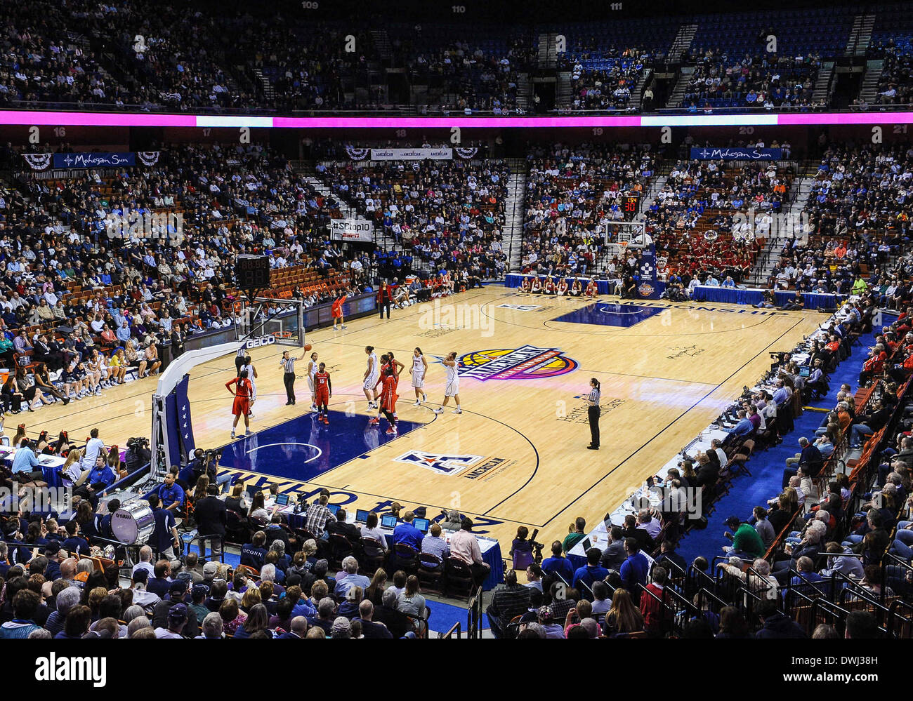 Uncasville, CT, Stati Uniti d'America. 9 Mar 2014. Domenica 9 marzo, 2014: le scene del gioco durante la seconda metà della American Athletic Conference womens basketball semi-finale di partita del torneo tra Rutgers e UConn a Mohegan Sun Arena di Uncasville, CT. Battito UConn Rutgers facilmente 83-57. Bill Shettle / Cal Sport Media. © csm/Alamy Live News Foto Stock