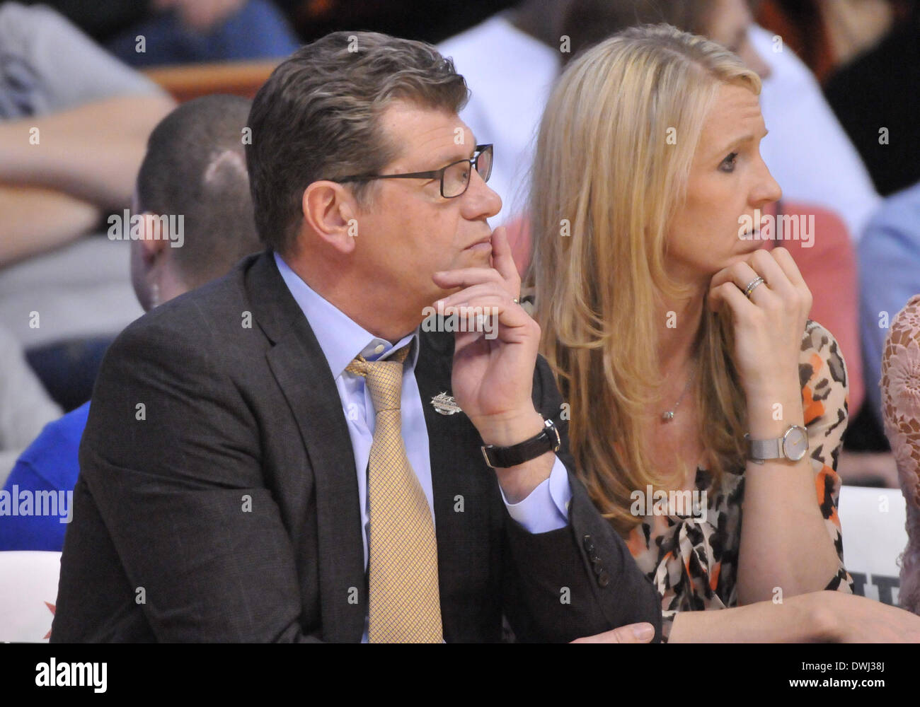 Uncasville, CT, Stati Uniti d'America. 9 Mar 2014. Domenica 9 marzo, 2014: UConn huskies head coach Geno Auriemma e UConn huskies assistant coach Shea Ralph guardare dal margine durante la seconda metà della American Athletic Conference womens basketball semi-finale di partita del torneo tra Rutgers e UConn a Mohegan Sun Arena di Uncasville, CT. Battito UConn Rutgers facilmente 83-57. Bill Shettle / Cal Sport Media. © csm/Alamy Live News Foto Stock