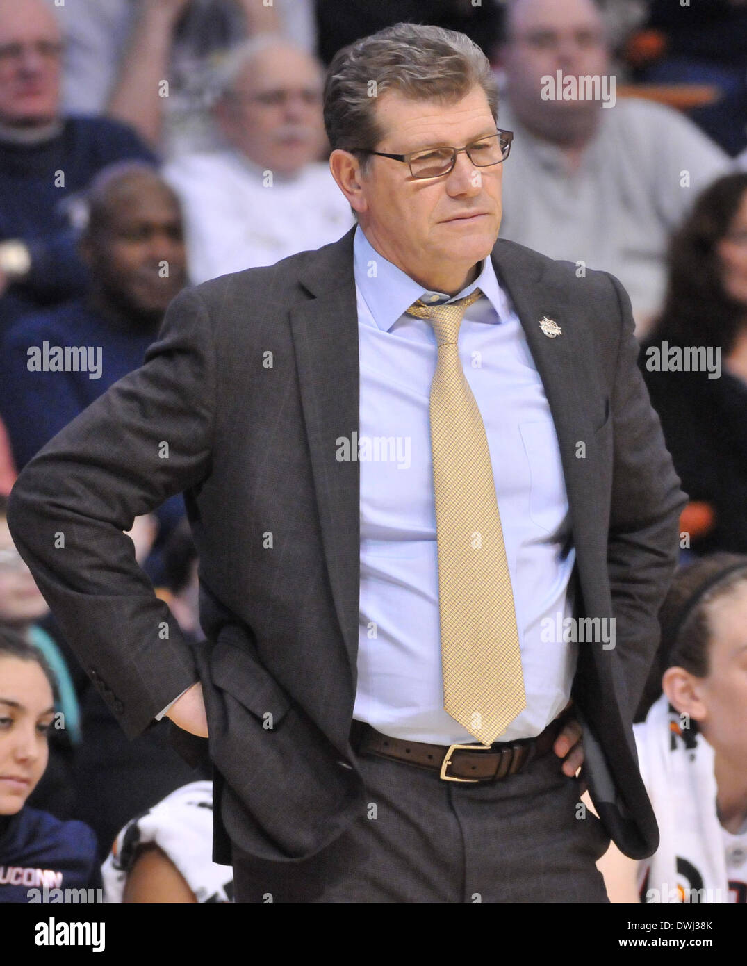 Uncasville, CT, Stati Uniti d'America. 9 Mar 2014. Domenica 9 marzo, 2014: UConn huskies head coach Geno Auriemma guarda su durante la seconda metà della American Athletic Conference womens basketball semi-finale di partita del torneo tra Rutgers e UConn a Mohegan Sun Arena di Uncasville, CT. Battito UConn Rutgers facilmente 83-57. Bill Shettle / Cal Sport Media. © csm/Alamy Live News Foto Stock