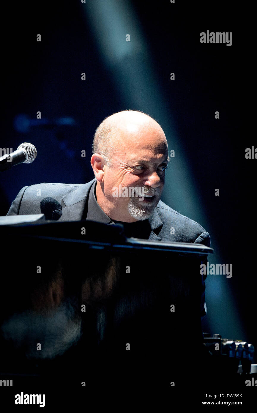 Toronto, Ontario, Canada. 9 Mar 2014. Cantante americana/compositore BILLY JOEL esegue a venduto fuori Air Canada Centre in Toronto Credit: Igor Vidyashev/ZUMAPRESS.com/Alamy Live News Foto Stock