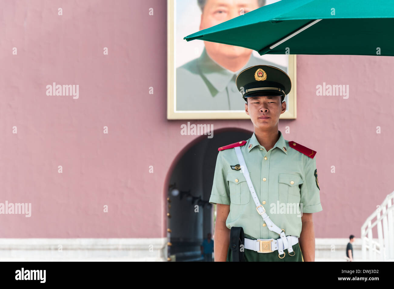 Un funzionario cinese sta di guardia al di fuori del cancello di Tiananmen a Pechino in Cina. Foto Stock