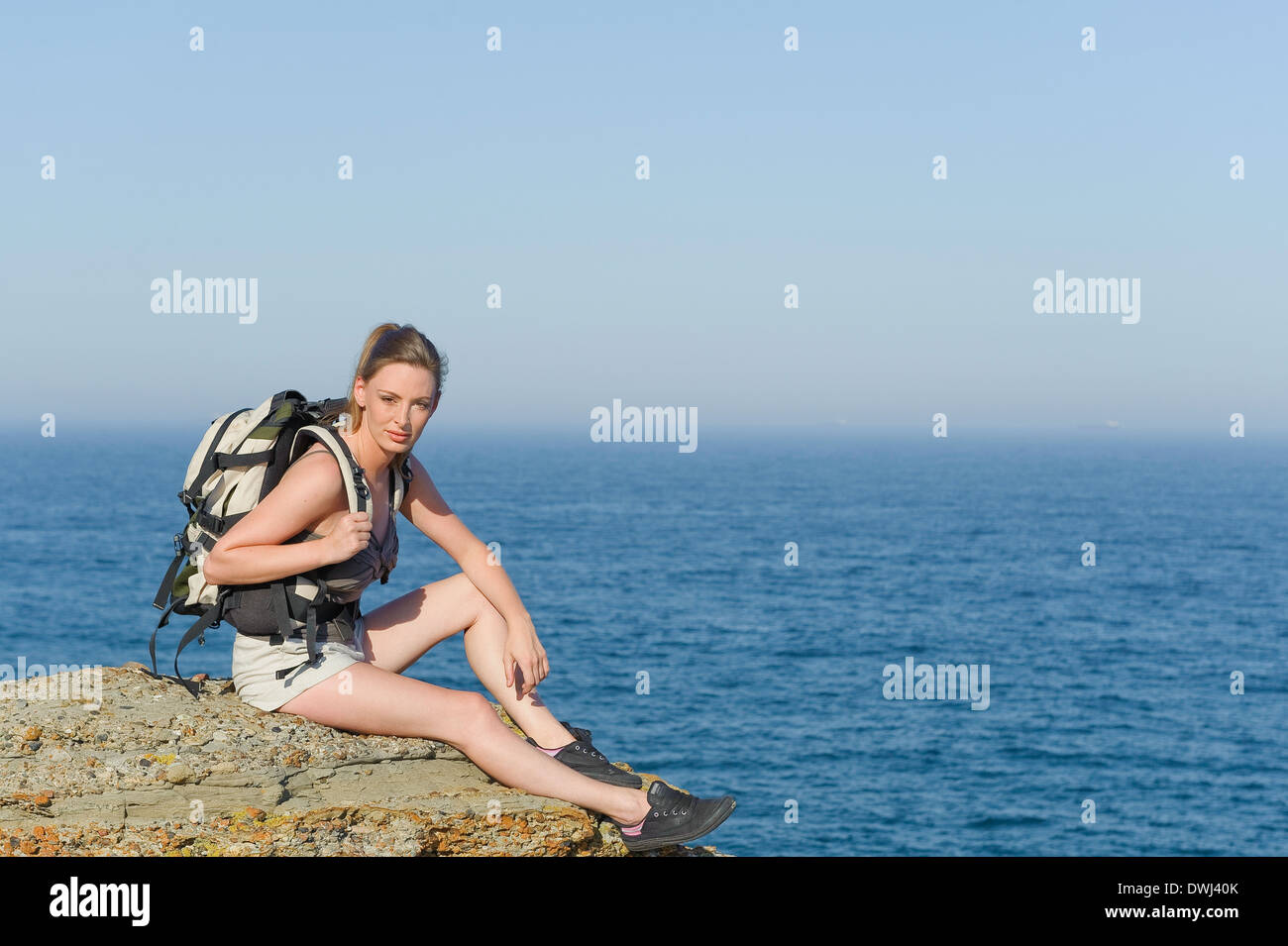 Un solitario escursionista femmina sulla costa del NSW Australia Foto Stock