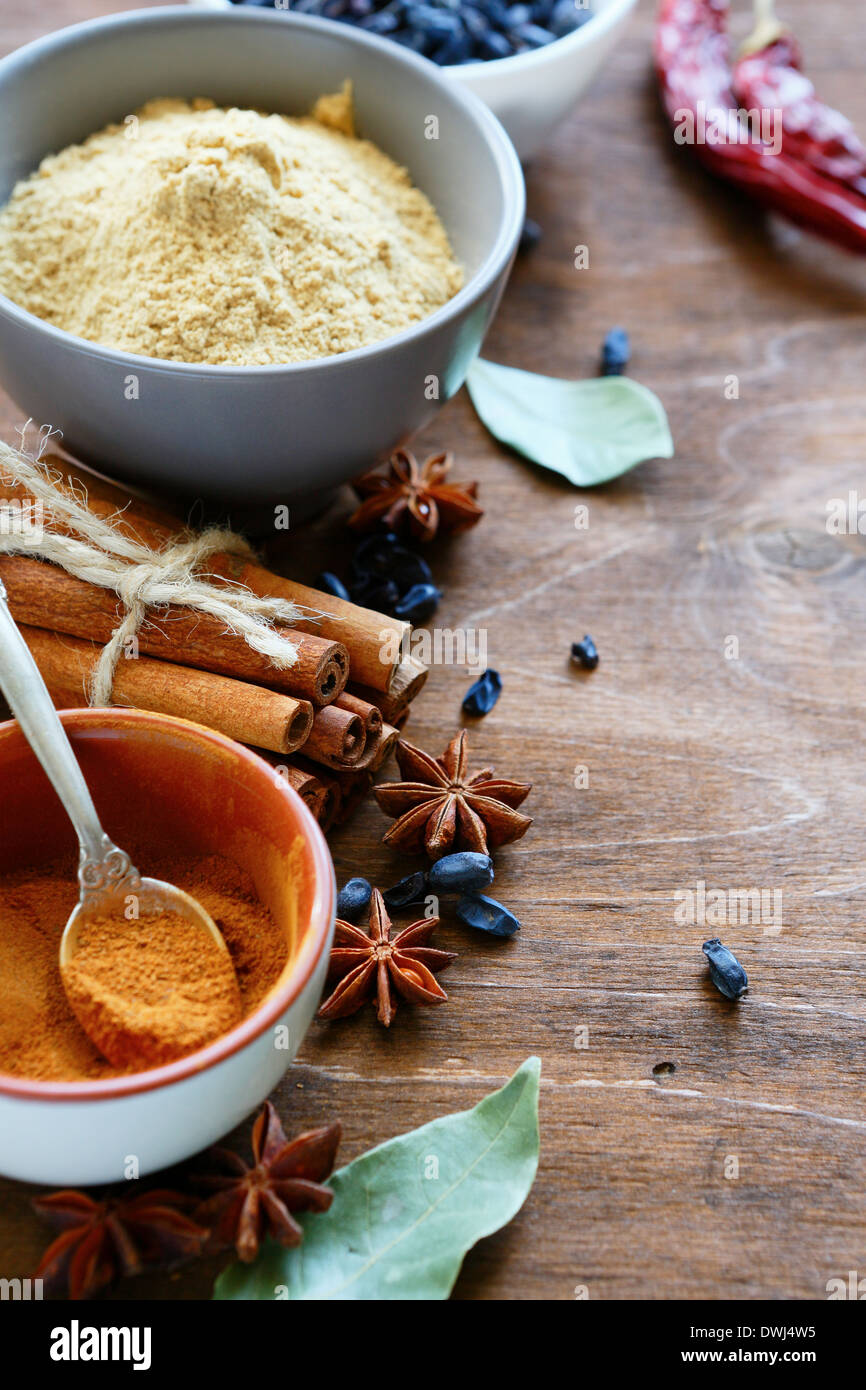 Le spezie in ciotole e sulla scheda, cibo Foto Stock