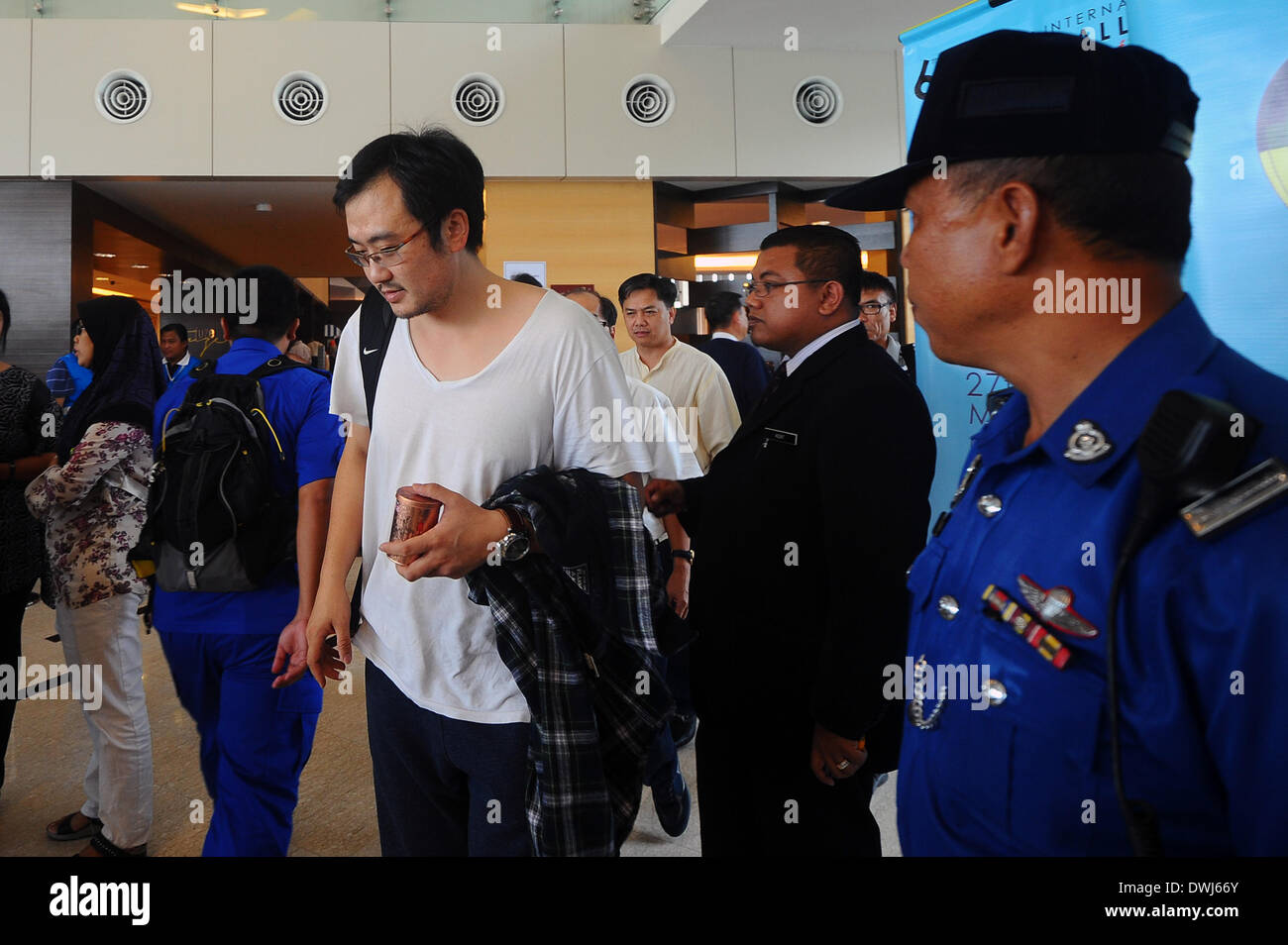 Putrajaya, Malaysia. Decimo Mar, 2014. Un membro della famiglia dei passeggeri a bordo di un missing Malaysia Airlines aereo da Pechino arriva in un hotel in Putrajaya, al di fuori di Kuala Lumpur, Malesia, Sabato, 10 marzo 2014. Radar militari indica che manca il Boeing 777 getto di Malaysia Airlines può avere ruotato indietro, Malaysia Air force chief detto Domenica decine e decine di navi e di aeromobili di tutta l'Asia riprende una battuta di caccia per il piano e la sua 239 passeggeri. Credito: Joshua Paul/NurPhoto/ZUMAPRESS.com/Alamy Live News Foto Stock