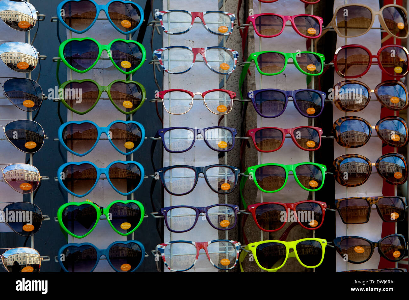 Occhiali da sole colorate sul display per la vendita Foto Stock