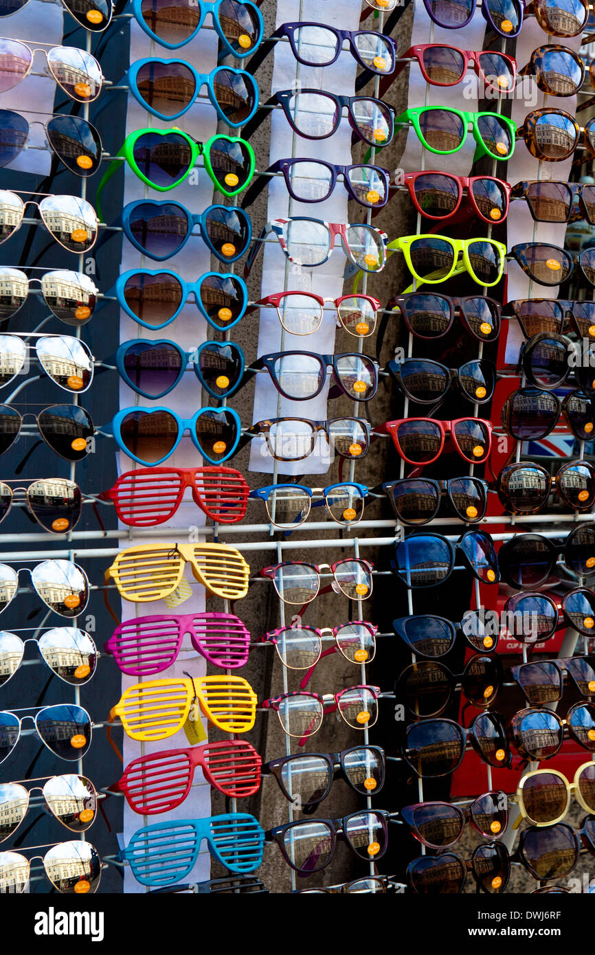 Vetri colorati e occhiali da sole sul display Foto Stock