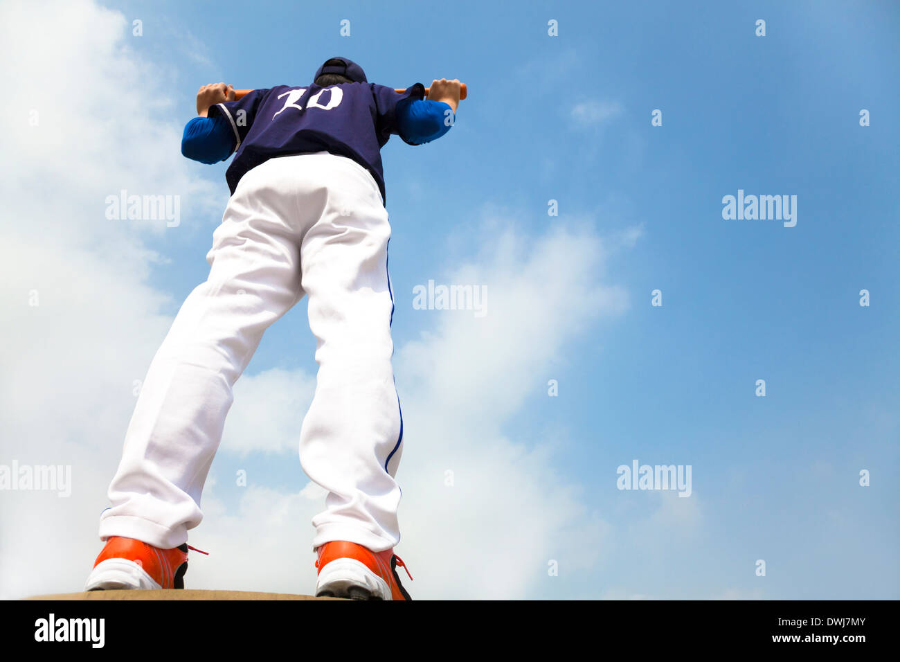 Giocatore di baseball tenendo un bat con sfondo nuvola outdoor Foto Stock