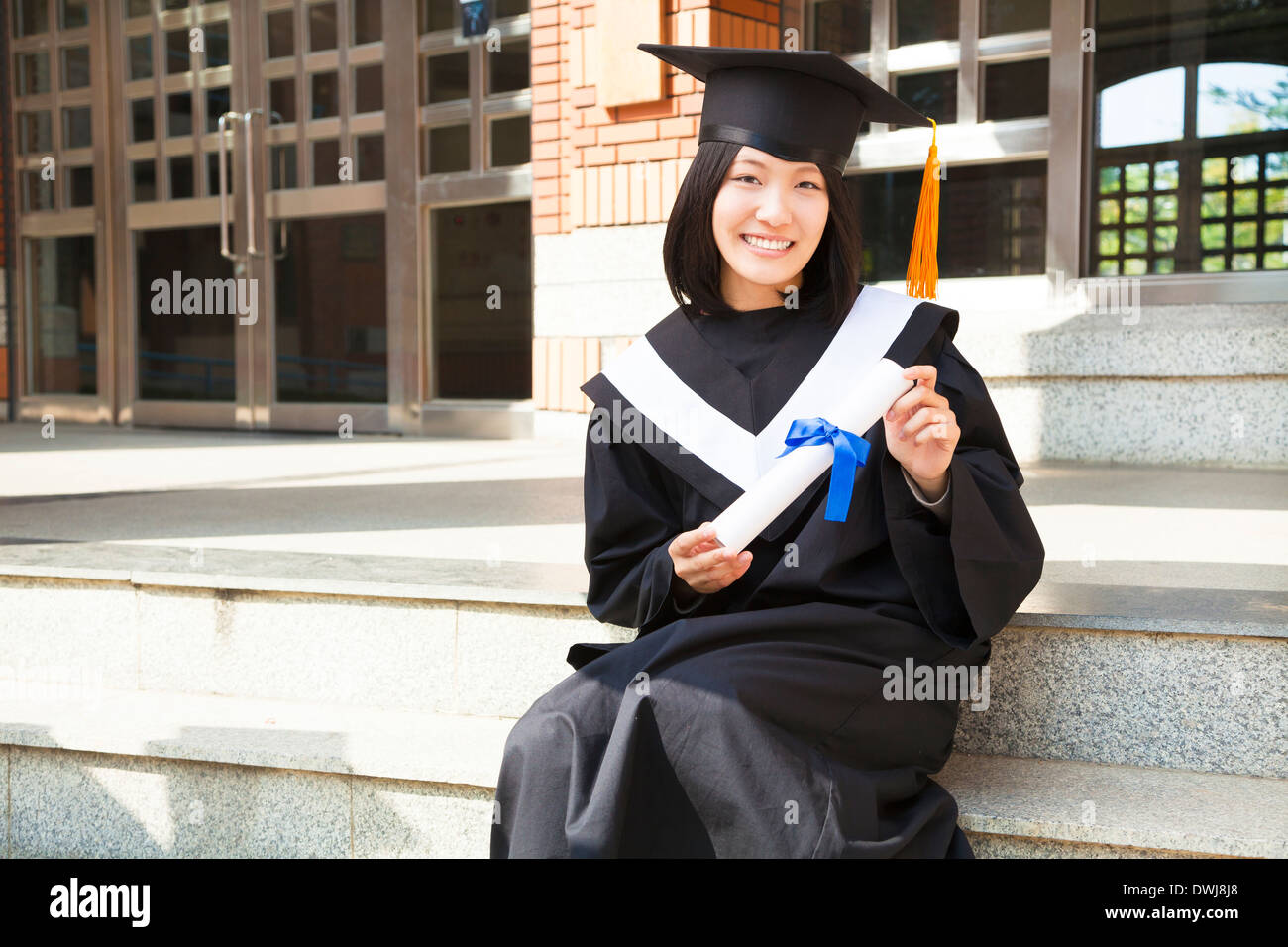 Asian studente di college in possesso di un diploma presso il campus Foto Stock